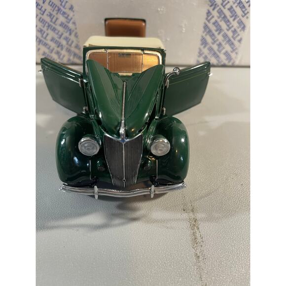 Franklin Mint 1:24 1936 Ford Deluxe Cabriolet Convertible - Picture 5 of 15